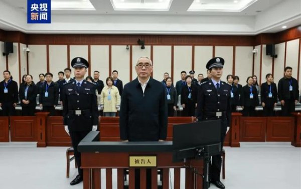 宝牛配 在市长、市委书记、省委组织部常务副部长、副省长等职上，及退休后，杨子兴非法收受财物，数额特别巨大